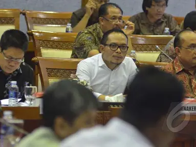 Menteri Tenaga Kerja Hanif Dhakiri (tengah) menghadiri rapat kerja bersama Komisi IX di Kompleks Gedung Parlemen, Jakarta, Selasa (3/2/2015). (Liputan6.com/Andrian M Tunay)