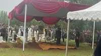 Prosesi upacara pemakaman jenazah mantan Kepala BNPB Doni Monardo di Taman Makam Pahlawan (TMP) Kalibata, Jakarta Selatan. (Liputan6.com/Muhammad Radityo Priyasmoro).