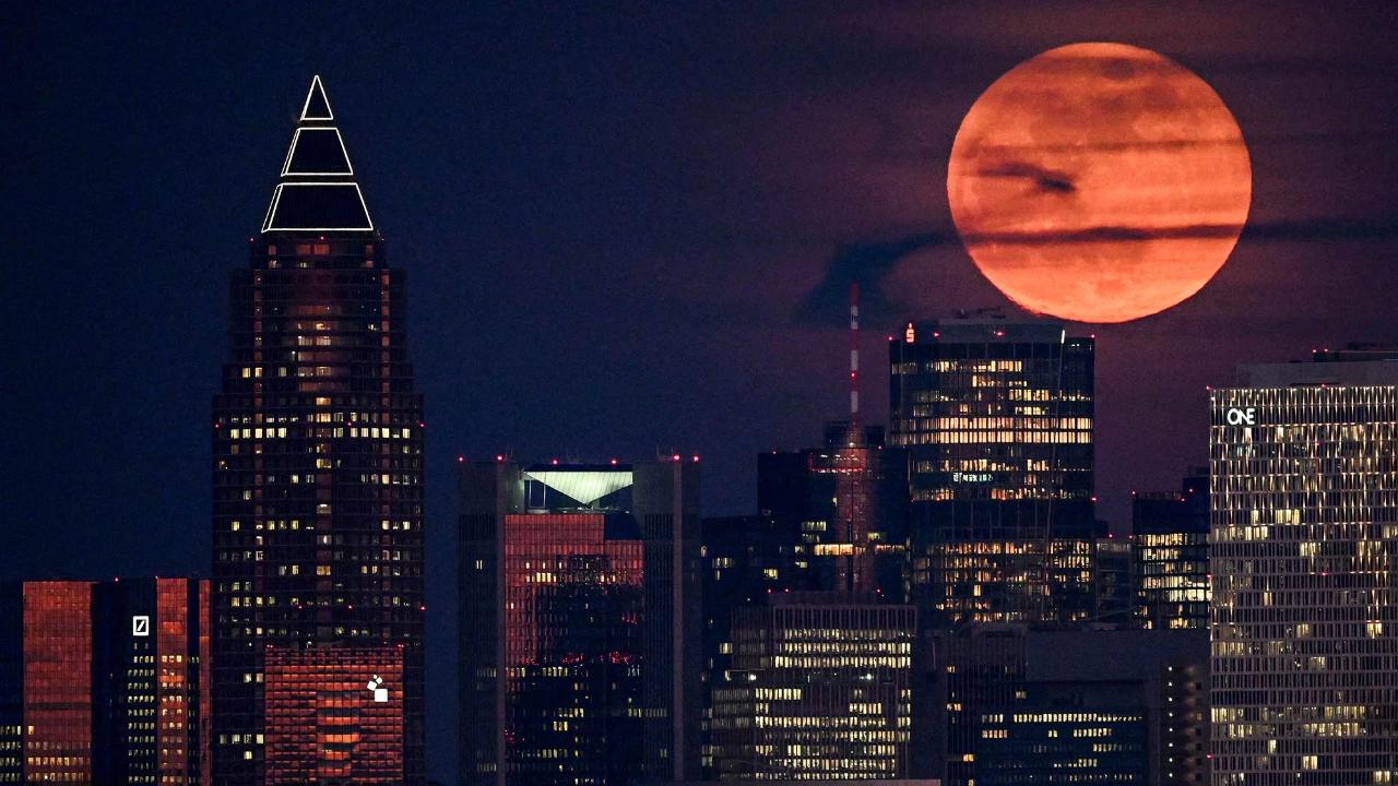 FOTO: Gerhana Bulan Total Hiasi Langit Dunia dengan Fenomena Bulan Darah