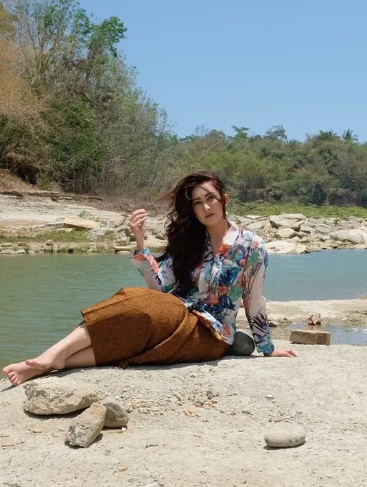 Berpose di samping sungai sambil mengenakan kebaya klasik, ia tampak semakin memesona dengan wajah bulenya. Pesona Nafa Urbach ini kian terpancar dengan membiarkan rambutnya terurai dan makeup natural.(Liputan6.com/IG/@nafaurbach)