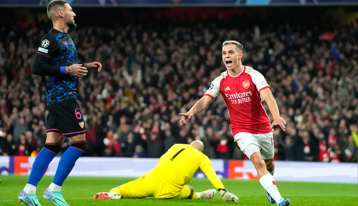 Umpan terobosan Bukayo Saka diteruskan ke Leandro Trossard untuk dituntaskan menjadi gol. (AP Photo/Kirsty Wigglesworth)
