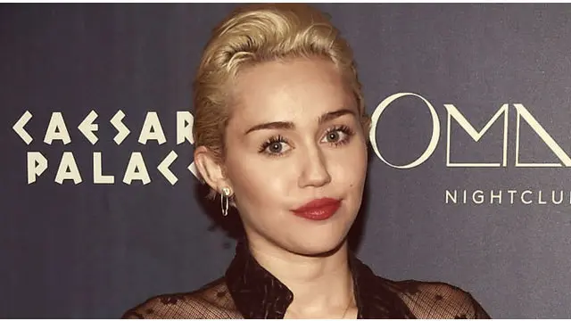 Kebiasaan Miley ini jadi contoh yang tak baik bagi penggemarnya, karena rata-rata penggemar mantan bintang Disney ini adalah kalangan remaja.