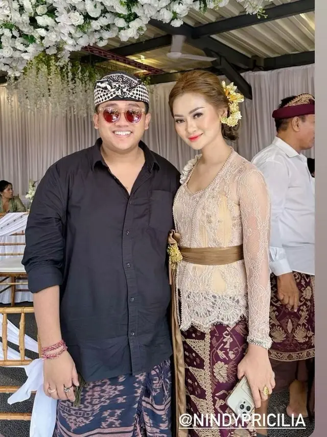 6 Pesona Menawan Kakak Ipar Mahalini Dibalut Kebaya Bali saat Dampinginya di Prosesi Adat Bali Jelang Nikah dengan Rizky Febian