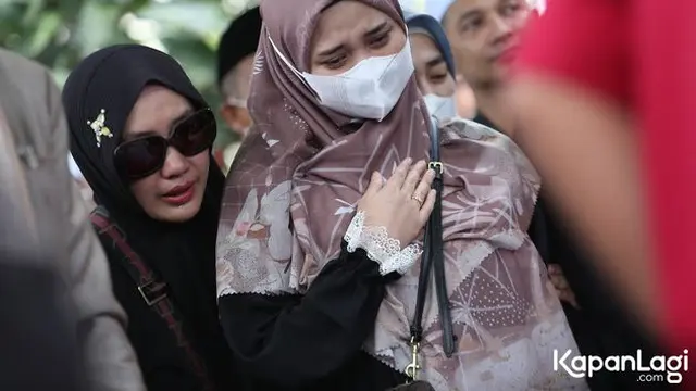 7 Potret Suasana Pemakaman Ameer Azzikra, Tangis Sang Istri Pecah
