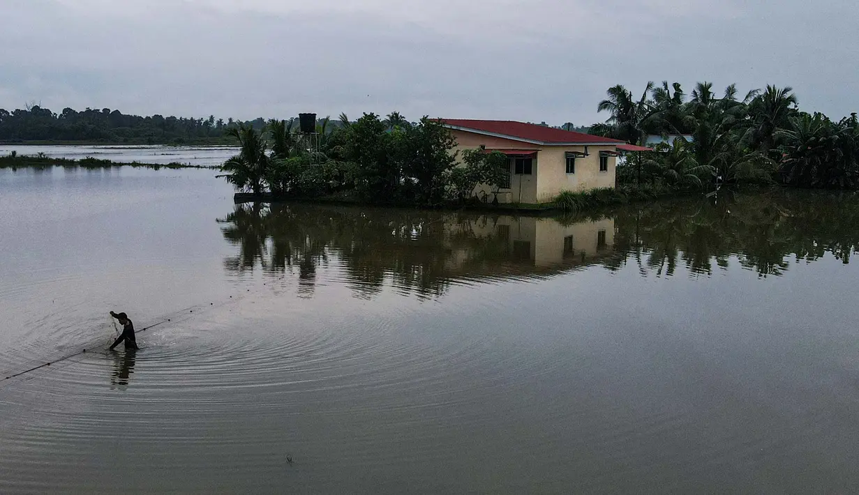 Data terbaru dari Komite Manajemen Bencana Nasional Malaysia menyebutkan bahwa Negara Bagian Kelantan menanggung 63 persen dari 122.631 korban banjir yang mengungsi. (MOHD RASFAN/AFP)
