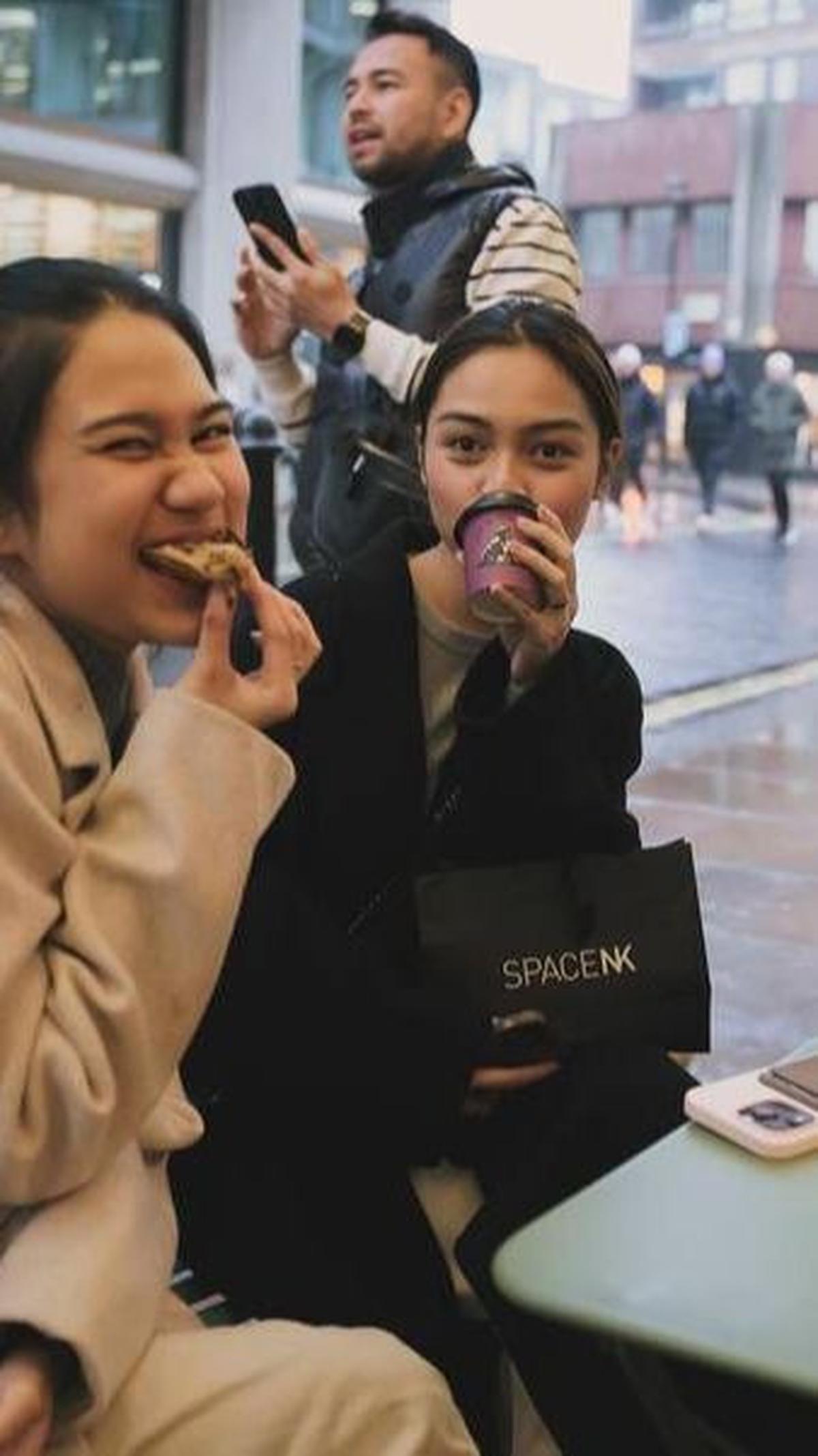 Nagita dan Azizah Nikmati Kue Tanpa Henti