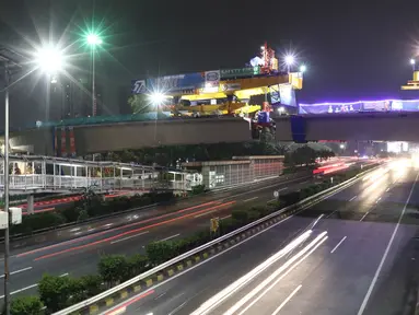 Pemasangan box girder ramp 1 Simpang Susun Semanggi di Kawasan Semanggi, Jakarta Selatan, rampung dikerjakan, Jumat (10/3) malam. Kini overpass Gatsu (Grogol-Senayan) itu telah tersambung. (Liputan6.com/Herman Zakharia)