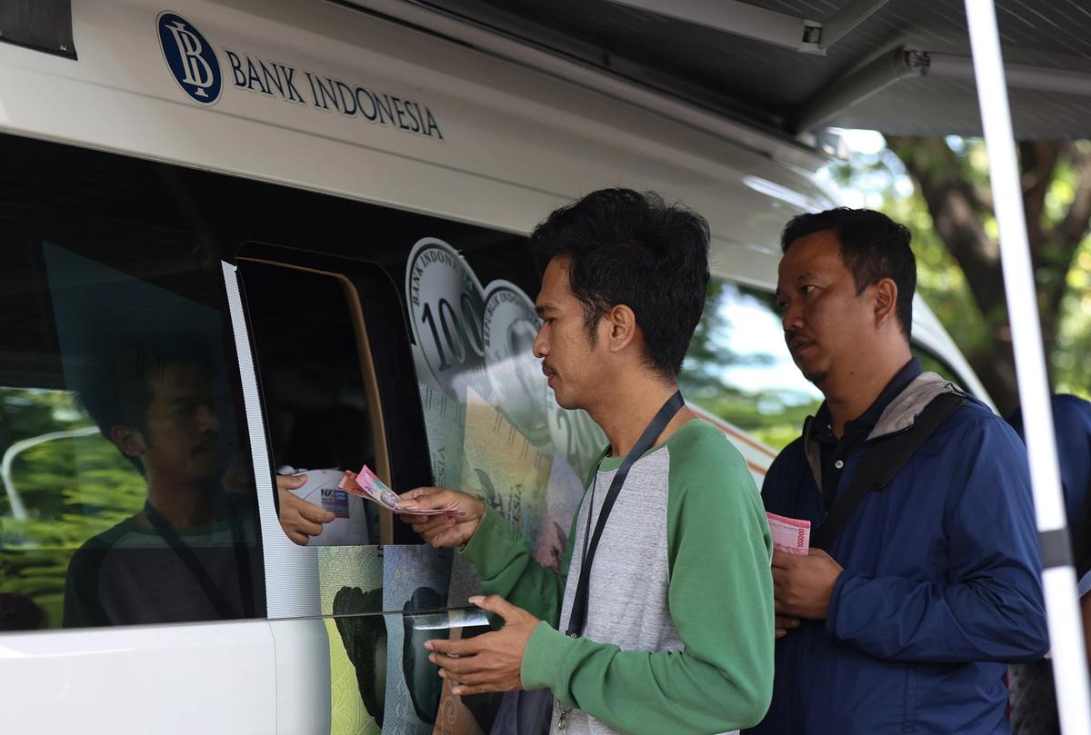 FOTO: Antrean Warga Tukar Uang Baru di Kas Keliling Bank Indonesia