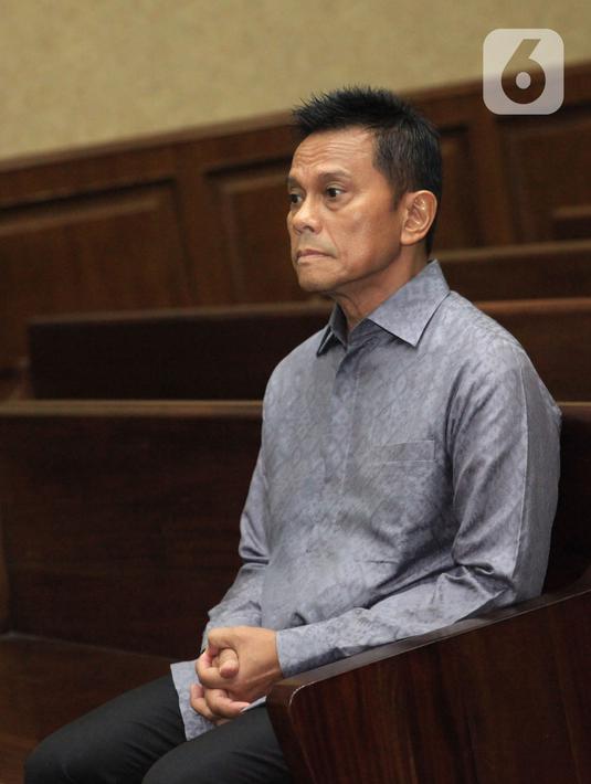 Mantan Dirut PT Mugi Rekso Abadi, Soetikno Soedarjo menunggu sidang dakwaan di Pengadilan Tipikor, Jakarta, Kamis (26/12/2019). Soetikno Soedarjo didakwa menyuap mantan Dirut PT Garuda Indonesia Emirsyah Satar terkait pengadaan pesawat dan mesin pesawat. (Liputan6.com/Herman Zakharia)