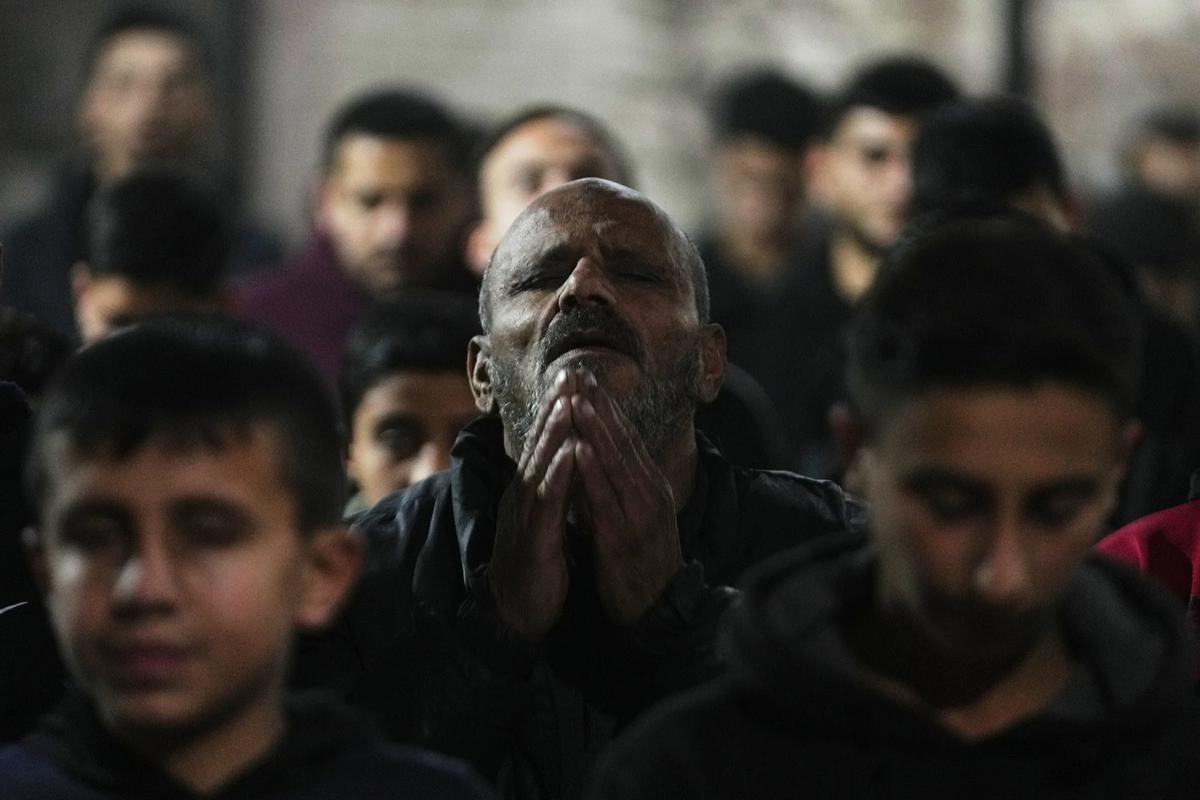 FOTO: Warga Gaza Sambut Ramadan dengan Tarawih di Masjid Terdampak Perang