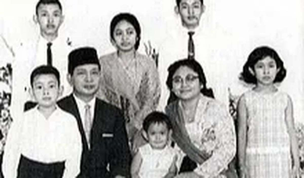 "Saya dulu diambil istri oleh seorang prajurit dan bukan oleh supir taksi. Seorang prajurit harus dapat mengatasi setiap persoalan dengan kepala dingin walaupun hatinya panas,"
