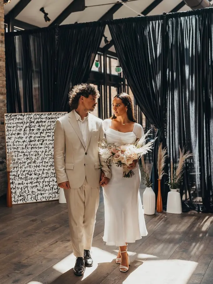 Tampilan Gaun Pengantin Di Bawah Rp50ribu yang Dibeli Seorang Perempuan di Toko Thrifting