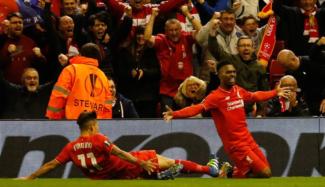Penyerang Liverpool, Daniel Sturridge (kanan) melakukan selebrasi usai mencetak gol kegawang Villarreal pada leg kedua liga Europa di stadion Anfield, Liverpool, Inggris, (5/6). Liverpool menang atas Villarreal dengan skor 3-0. (Reuters/Phil Noble)