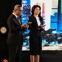 Tina Talisa (kanan) saat menjadi pembawa acara dalam Debat Cagub-Cawagub DKI Jakarta Putaran 2 di Hotel Bidakara, Pancoran, Jakarta, Jumat (27/1). (Liputan6.com/Faizal Fanani)