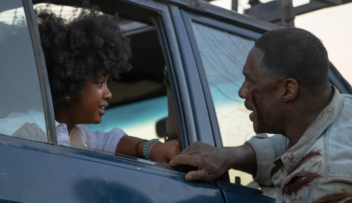 Gambar yang dirilis oleh Universal Pictures ini menunjukkan Leah Jeffries (kiri) dan Idris Elba dalam sebuah adegan dari film "Beast." Saat berada di Afrika Selatan, mereka bertemu dengan singa kelaparan yang berhasil lolos dari kejaran pemburu dan siap menerkam Nate dan anak-anaknya. (Lauren Mulligan/Universal Pictures via AP)