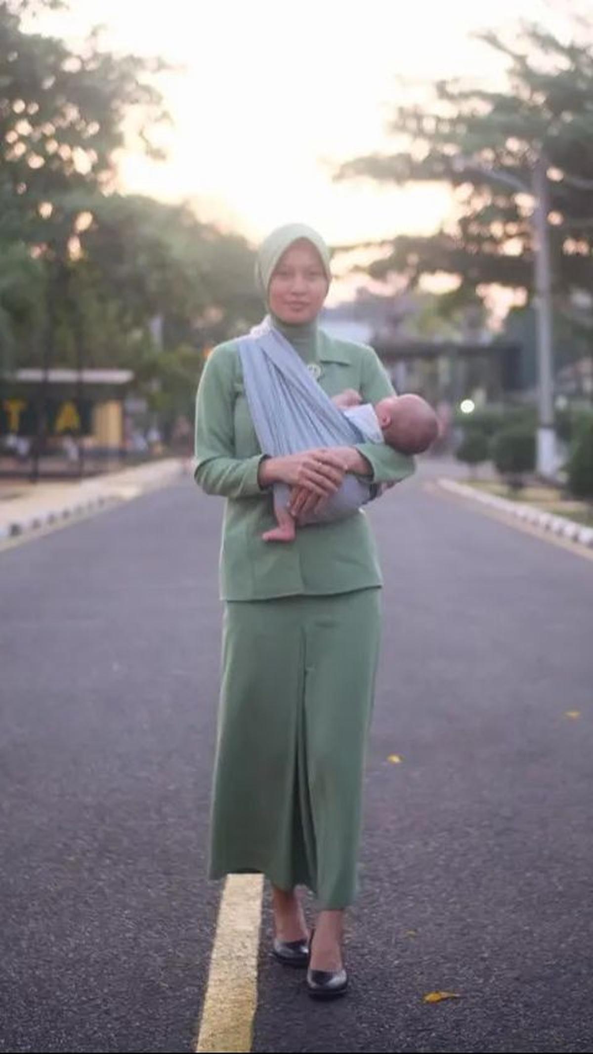 Jian Batari tampil anggun mengenakan seragam Persit yang dipadukan dengan hijab warna senada dan flatshoes hitam.