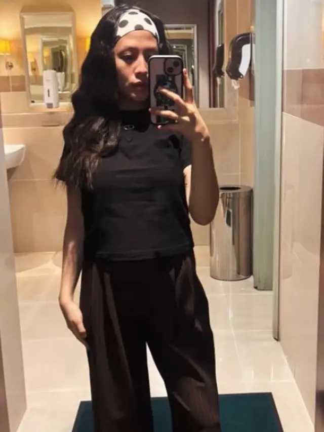 Adhisty Zara Pamer Baby Bump. [@zaraadhsty]