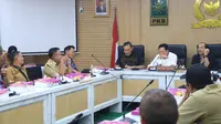 Wakil Ketua Komisi II DPR RI dari Fraksi PKB Yanuar Prihatin saat menerima perwakilan perangkat desa yang tergabung dalam Persatuan Perangkat Desa Indonesia, di ruang Fraksi PKB DPR RI, Kompleks Parlemen, Jakarta, Rabu (25/1/2023). (Ist)