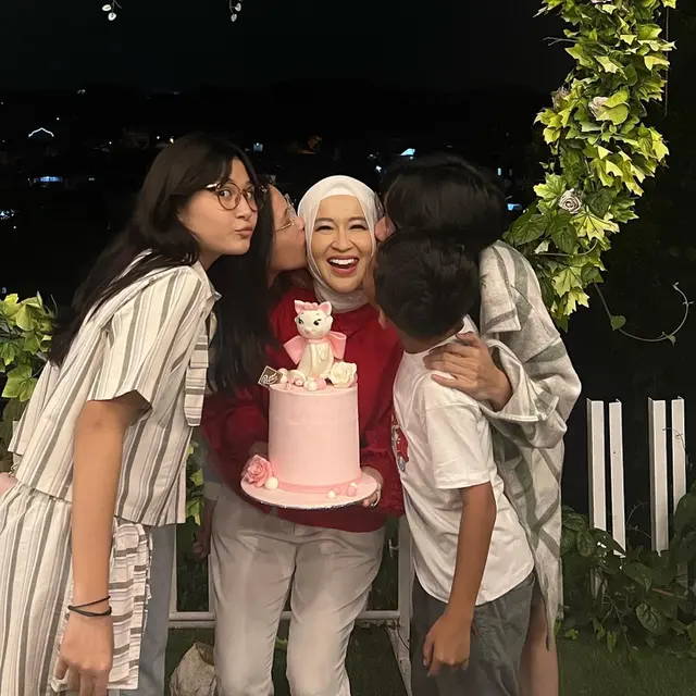 Jalani Perceraian, Ini 7 Potret Okie Agustina Bareng Keempat Buah Hatinya