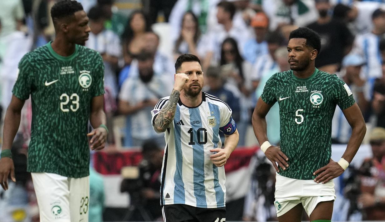 Lionel Messi. Sayap kanan Timnas Argentina berusia 35 tahun ini sukses membuat satu gol lewat eksekusi penalti di Piala Dunia 2022 pada matchday pertama Grup C menghadapi Timnas Arab Saudi (22/11/2002) yang berkesudahan 1-2 untuk kemenangan Arab Saudi. Penalti terjadi pada menit ke-10 saat kedudukan masih imbang 0-0. Arab Saudi berhasil comeback berkat dua gol yang dicetak Saleh Al-Shehri dan Salem Al-Dawsari pada menit ke-75 dan 83. (AP/Natacha Pisarenko)