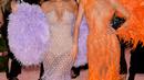 Kakak beradik Kylie (kiri) dan Kendall Jenner tampil seksi dengan gaun berwarna ungu dan oranye cerah saat menghadiri Met Gala 2019 bertema Camp: Notes on Fashion di The Metropolitan Museum of Art, New York, Amerika Serikat, Senin (6/5/2019). (Photo by Evan Agostini/Invision/AP)