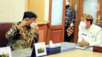 Director and COO Indosat Ooredoo, Vikram Sinha (kiri) dan Walikota Surakarta, Gibran Rakabuming (kanan) berbincang di sela-sela peluncuran program bertajuk “Rasa Solo” di Surakarta, Kamis (22/04/2021). Program tersebut untuk mendorong UKM di Kota Solo bangkit kembali. (Liputan6.com/Pool/Indosat)