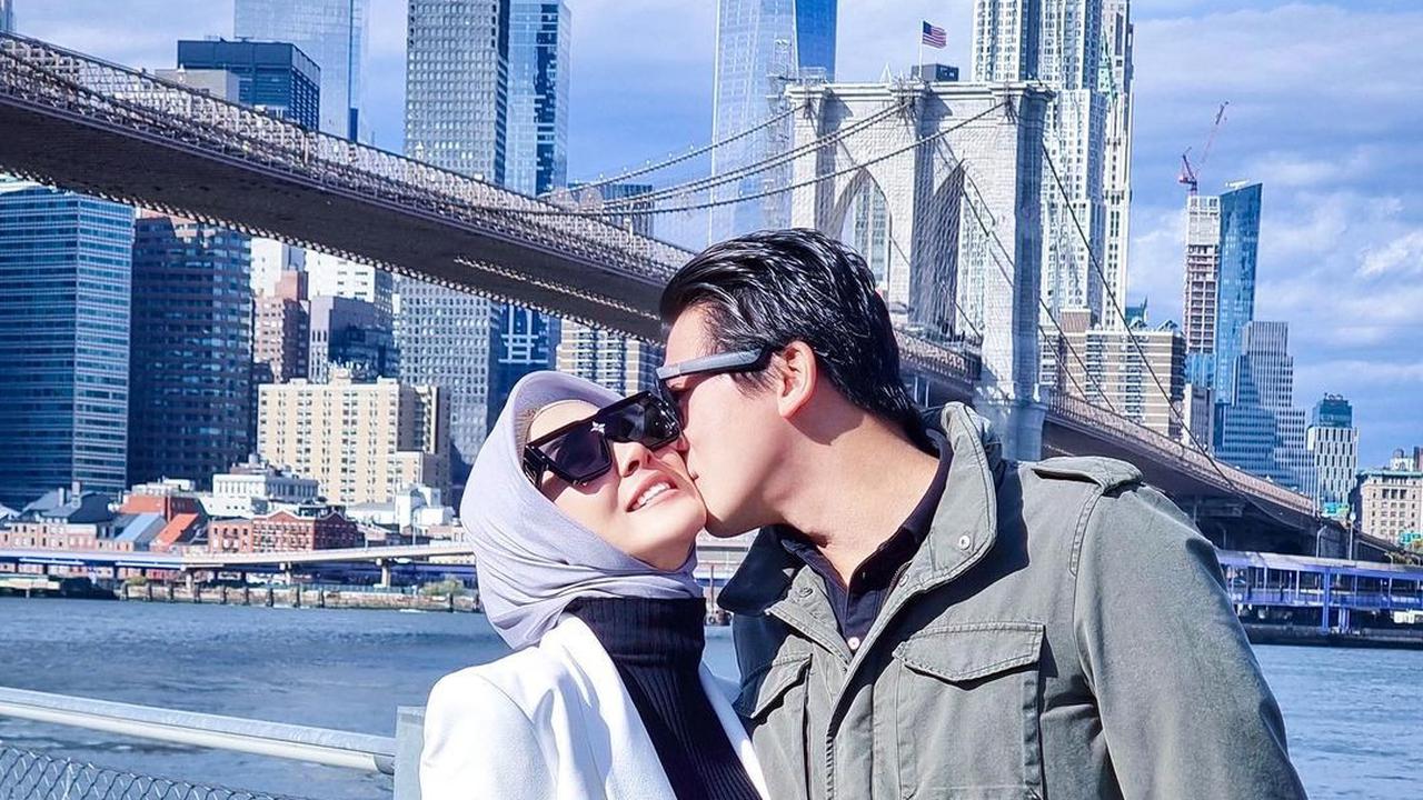 Syahrini dan Reino Barack.