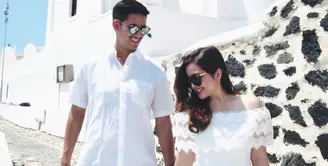 Jika ingin terlihat kompak dengan pasangan saat liburan, kamu dapat memilih warna putih sebagai dresscode dengan pasanganmu agar semakin romantis. (instagram/tasyakamila