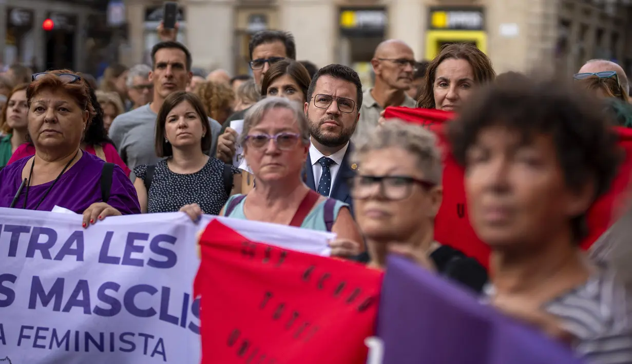 Sejumlah pengunjuk menggelar demonstrasi mengecam Ketua Federasi Sepak Bola Spanyol (RFEF) Luis Rubiales di alun-alun Sant Jaume, Barcelona, Spanyol, Senin (4/9/2023) waktu setempat. Dikutip dari REUTERS, perilaku Rubiales saat seremoni kemenangan Piala Dunia Wanita 2023 telah memicu kemarahan di Spanyol dan luar negeri. (AP Photo/Emilio Morenatti)