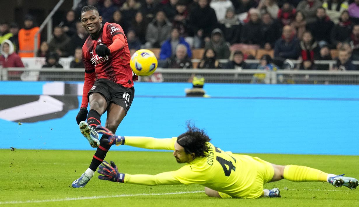 Striker AC Milan, Rafael Leao mencetak gol gawang Sassuolo yang dikawal Andrea Consigli namun akhirnya dianulir wasit setelah sebelumnya terjadi offside pada laga pekan ke-18 Serie A Liga Italia 2023/2024 di San Siro Stadium, Milan, Sabtu (30/12/2023) malam waktu setempat. (AP Photo/Antonio Calanni)