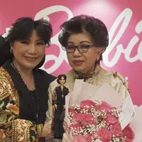 Anne Avantie mempersembahkan boneka Barbie untuk apresiasi perjuangan sang ibu (Mattel Indonesia)