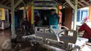 Petugas membersihkan sisa lumpur yang menggenangi RSUD dr Slamet akibat banjir bandang dari aliran sungai Cimanuk di Kabupaten Garut, Kamis (22/9).  Untuk sementara sebagian pasien dipindahkan ke Rumah Sakit Guntur. (Liputan6.com/Johan Tallo)