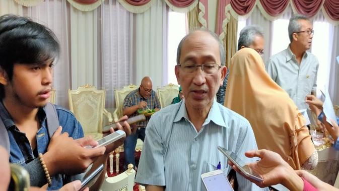 Direktur RSD Gunung Jati Cirebon Ismail Jamaludin menyebutkan kondisi pasien positif covid-19 tinggal menunggu hasil lab litbangkes Kemenkes. Foto (Liputan6.com / Panji Prayitno)