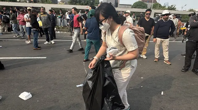 Sisi dan Kantong Plastik di Tengah Aksi
