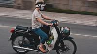Ilustrasi Naik Motor (Photo by Bin Thiều on Unsplash)