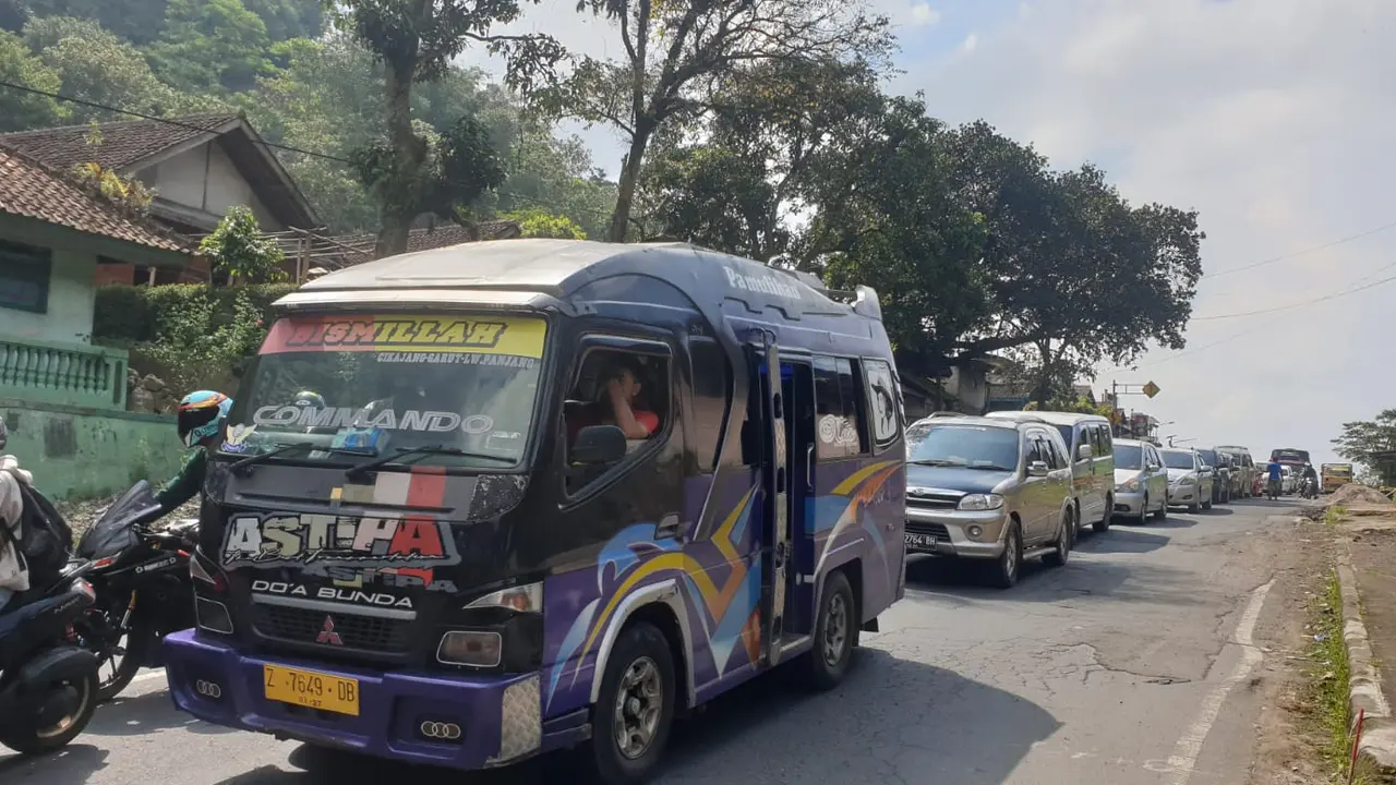 Antrean kendaraan mengular di Jalur Gentong, Tasikmalaya, Jawa Barat, Sabtu malam 13 April 2024. Bahkan banyak dari kendaraan yang stuck atau tidak bergerak selama berjam-jam di jalur tersebut.
