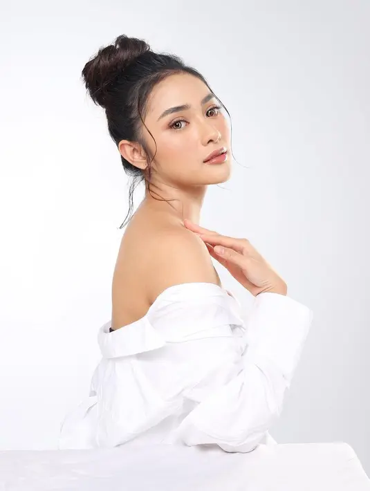 Perlihatkan punggung mulusnya, gaya pemotretan Devina Kirana serba putih ini bikin pangling. Tampil dengan polesan makeup natural dengan rambutnya yang dicepol disertai poni yang menjuntai di kiri dan kanannya, Devina Kirana cantik dan memesona. Makin dikenal usai berperan sebagai Rosalinda di sinetron Jodoh Wasiat Bapak 2, Devina Kirana kerap dipuji warganet. (Liputan6.com/IG/@kiranadevina)