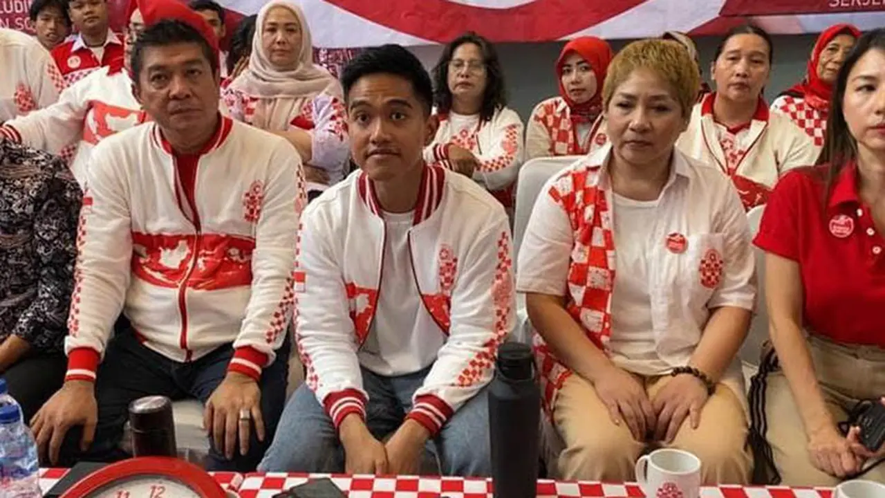 Ketua Umum Solmet Silfester (dua kiri) dan Kaesang di acara silaturahmi keluarga besar Solmet dengan PSI. (Istimewa)