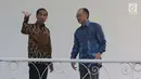 Presiden Jokowi dan Presiden Bank Dunia Jim Yong Kim berbincang santai di beranda Istana Kepresidenan Bogor, Rabu (4/7). Kunjungan Presiden Bank Dunia itu dalam rangka persiapan kegiatan Annual Meeting IMF-World Bank di Bali. (Liputan6.com/Angga Yuniar)