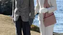 Kaisar Jepang Akihito bersama Permaisuri Michiko berjalan-jalan di pantai dekat Hayama Imperial Villa, Prefektur Kanagawa, Senin (21/1). Akihito akan turun takhta pada 30 April 2019 mendatang, mengakhiri pemerintahan selama tiga dekade (Kazuhiro NOGI/AFP)