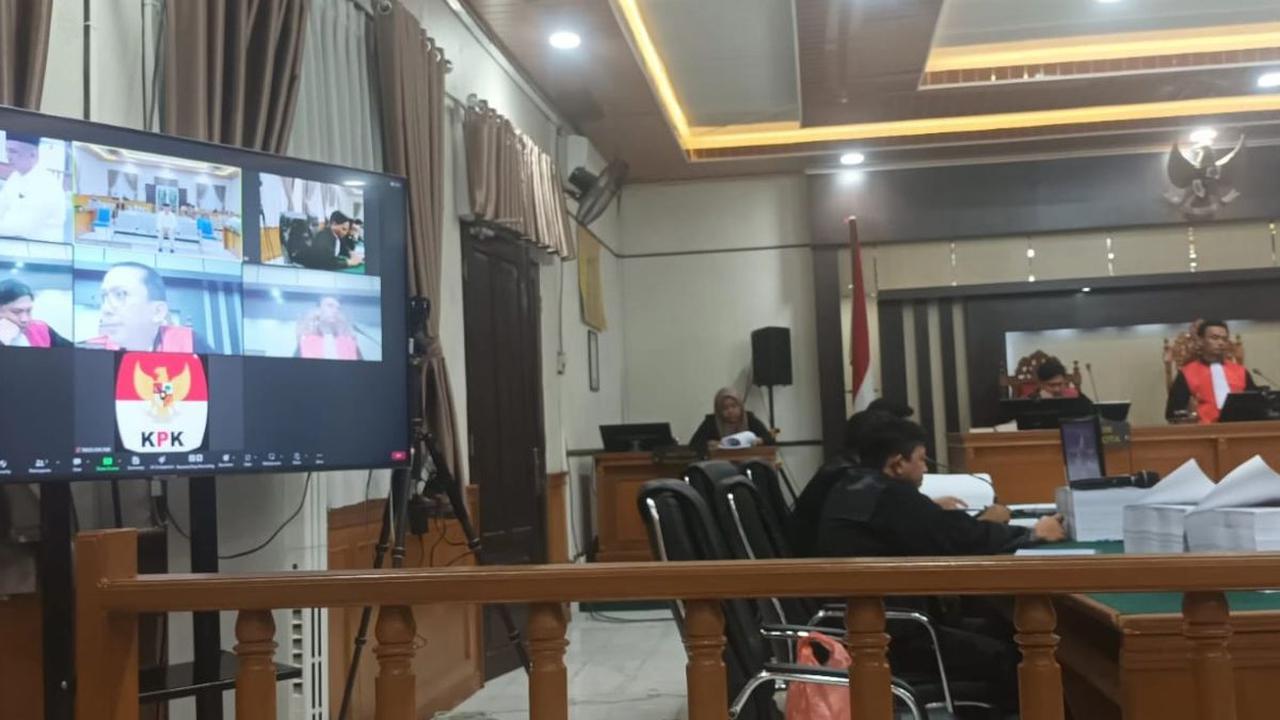 Selain itu, jaksa juga menuntut uang sebesar Rp720 juta disita untuk negara.&nbsp;<br>