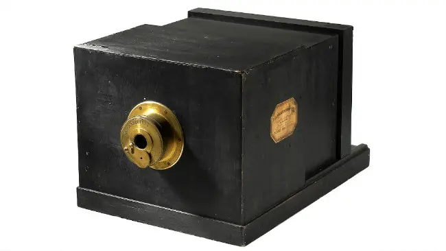 Kamera bersejarah Susse Frére Daguerreotype buatan 1839. (Sumber Wikimedia Commons)
