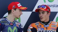 Jorge Lorenzo (kiri) berbincang dengan Marc Marquez seusai sesi kualifikasi MotoGP Aragon, Spanyol, Sabtu (26/9/2015). (Reuters/Marcelo del Pozo).