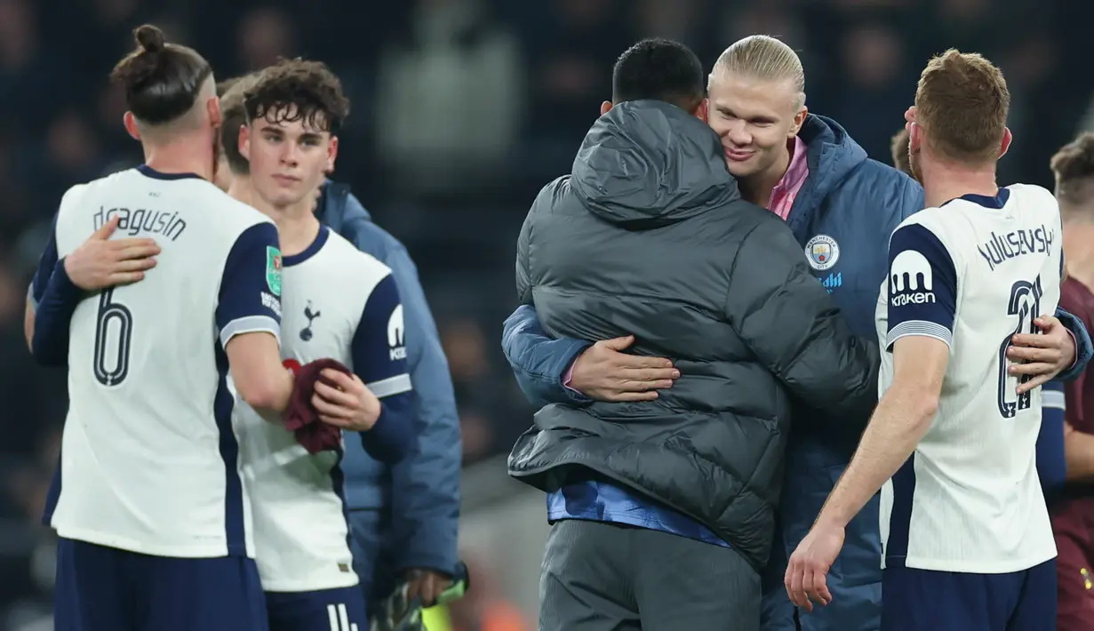 Pemain Manchester City, Erling Haaland, berpelukan dengan para pemain Tottenham Hotspur setelah pertandingan berakhir. (AP Photo/Ian Walton)
