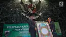 Gubernur DKI Jakarta Anies Baswedan memegang kaligrafi Alquran saat melapas Kafilah Provinsi DKI Jakarta untuk mengikuti MTQ Tingkat Nasional XXVII, Jakarta, Kamis (4/10). Anies berharap Kafilah DKI dapat meraih juara umum. (Liputan6.com/Faizal Fanani)