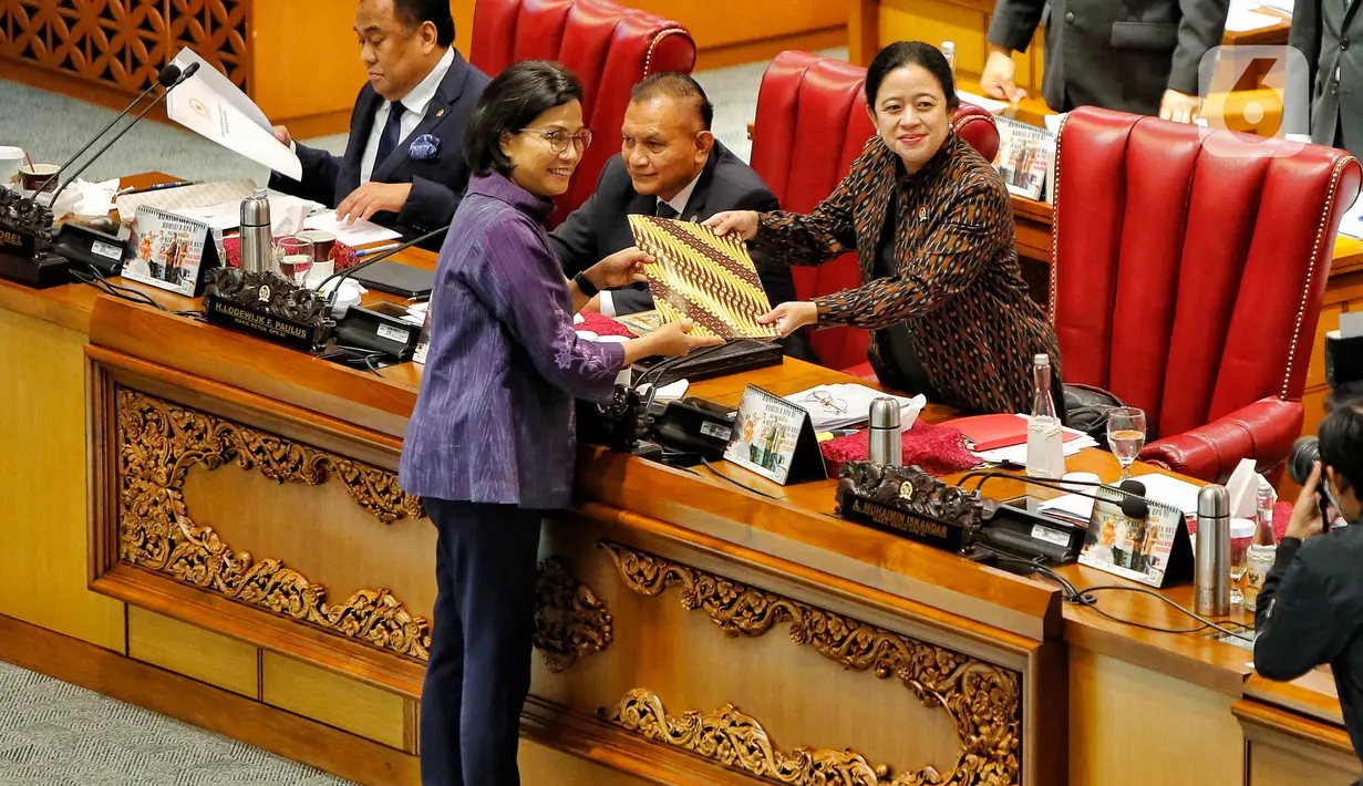 Menteri Keuangan Sri Mulyani menyampaikan laporan pemerintah saat rapat paripurna DPR ke-4 masa persidangan I tahun 2022-2023 di kompleks Parlemen, Senayan, Jakarta, Selasa (6/9/2022). Rapat paripurna tersebut beragendakan pengambilan keputusan atas RUU tentang Pertanggungjawaban atas Pelaksanaan APBN TA 2021. (Liputan6.com/Angga Yuniar)