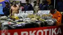 Barang bukti dan tersangka diperlihatkan saat rilis sindikat peredaran narkotika jaringan Malaysia di Gedung BNN, Jakarta, Jumat (28/10). Sebanyak 50.000 butir H5, 39 kg sabu dan 98.960 butir ekstasi berhasil diamankan petugas. (Liputan6.com/Yoppy Renato)