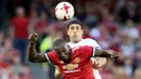 Striker Manchester United, Romelu Lukaku berebut bola udarad dengan bek Sampdoria, Matias Silvestre saat pertandingan persahabatan pra musim di stadion Aviva di Dublin (2/8). MU menang atas Sampdoria dengan skor 2-1. (AFP Photo/Paul Imith)