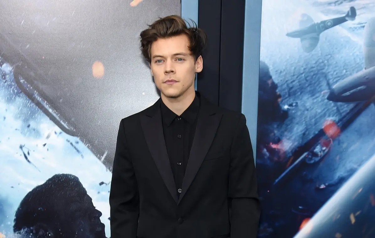 Berikut gaya Harry Styles dalam balutan jas hitam dari Calvin Klein saat menghadiri pemutaran perdana film terbarunya,