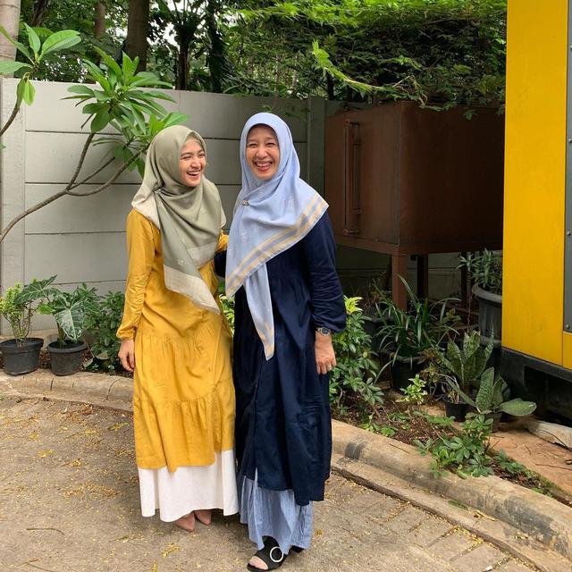 6 Potret Kebersamaan Cut Syifa dan Ibunda, Bak Kakak Adik